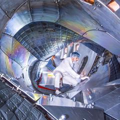 Die Versuchsanlage Wendelstein 7-X in Greifswald erschafft leistungsstarke Plasmen. Auch wegen ihr träumt die Bundesregierung von einer Weltmarktführerschaft im Bereich Kernfusion
