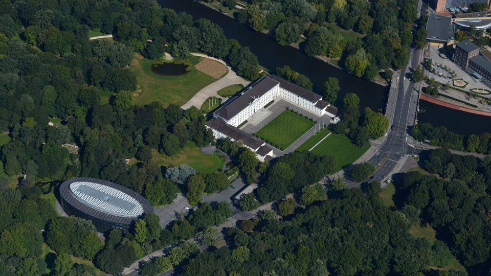 Luftbild von Schloss Bellevue und den Außenanlagen