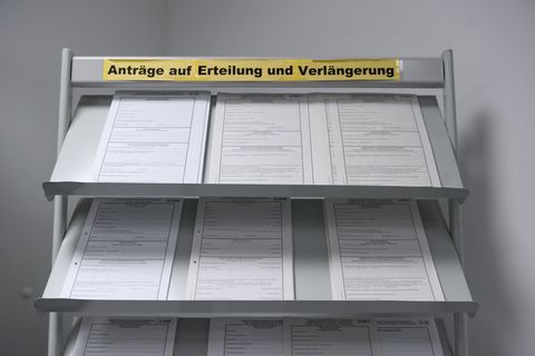 Aus einer Anfrage der Linksfraktion an die Bundesregierung gehen Zahlen zum Entzug des Aufenthaltrechts von Ausländern hervor. (