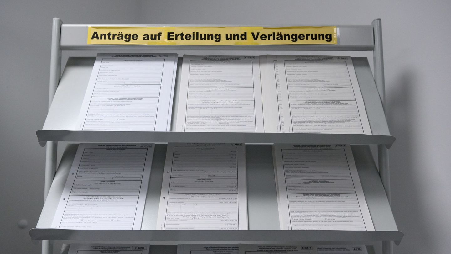 Aus einer Anfrage der Linksfraktion an die Bundesregierung gehen Zahlen zum Entzug des Aufenthaltrechts von Ausländern hervor. (