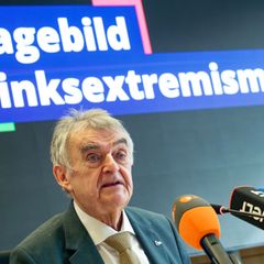 Nordrhein-Westfalens Innenminister Herbert Reul warnt vor harmlos verpackten Lockrufen der linksextremistischen Szene. Foto: Hen