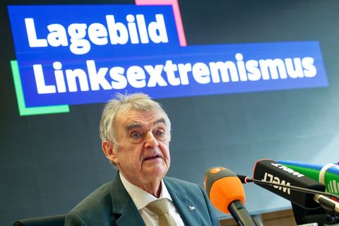 Nordrhein-Westfalens Innenminister Herbert Reul warnt vor harmlos verpackten Lockrufen der linksextremistischen Szene. Foto: Hen
