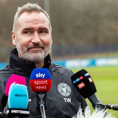 Musste eine Menge Fragen beantworten: Holstein Kiels neuer Chefcoach Tim Walter. Foto: Ulrich Perrey/dpa