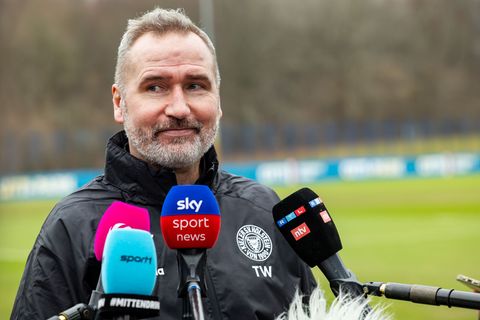 Musste eine Menge Fragen beantworten: Holstein Kiels neuer Chefcoach Tim Walter. Foto: Ulrich Perrey/dpa