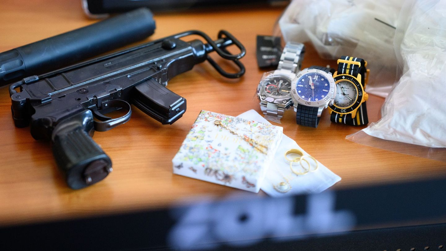 Waffen, Drogen, Luxusuhren - der Zoll wird bei Verbrecherbanden immer wieder fündig. Foto: Bernd von Jutrczenka/dpa