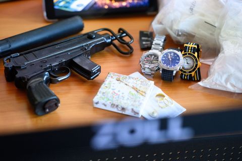 Waffen, Drogen, Luxusuhren - der Zoll wird bei Verbrecherbanden immer wieder fündig. Foto: Bernd von Jutrczenka/dpa