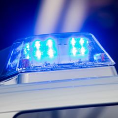 Der 47-jährige Lkw-Fahrer konnte die Fahrerkabine den Angaben nach selbstständig verlassen. (Symbolbild) Foto: Rolf Vennenbernd/