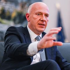 Kai Wegner, Regierender Bürgermeister von Berlin, in seinem Büro