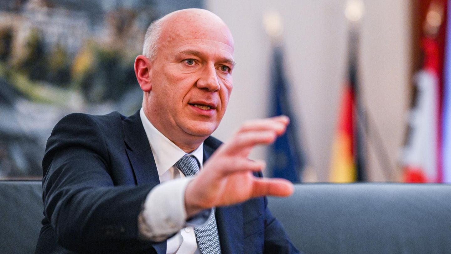 Kai Wegner, Regierender Bürgermeister von Berlin, in seinem Büro