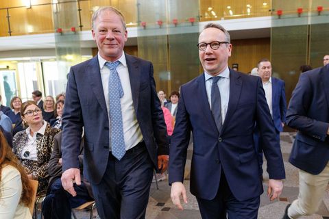 Carsten Günther (l) geht bei seiner Amtseinführung neben NRW-Justizminister Benjamin Limbach in die Halle des OVG. Foto: Friso G