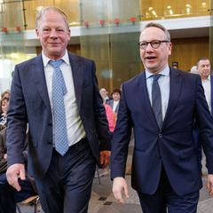 Carsten Günther (l) geht bei seiner Amtseinführung neben NRW-Justizminister Benjamin Limbach in die Halle des OVG. Foto: Friso G