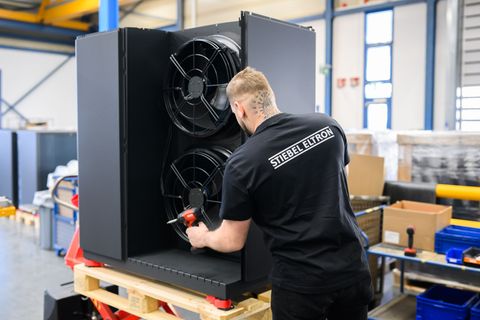 Die Nachfrage nach Wärmepumpen boomt aktuell - doch wie lange noch? (Archivbild) Foto: Julian Stratenschulte/dpa