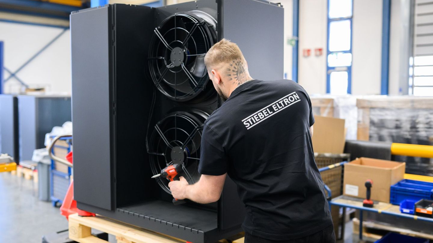 Die Nachfrage nach Wärmepumpen boomt aktuell - doch wie lange noch? (Archivbild) Foto: Julian Stratenschulte/dpa