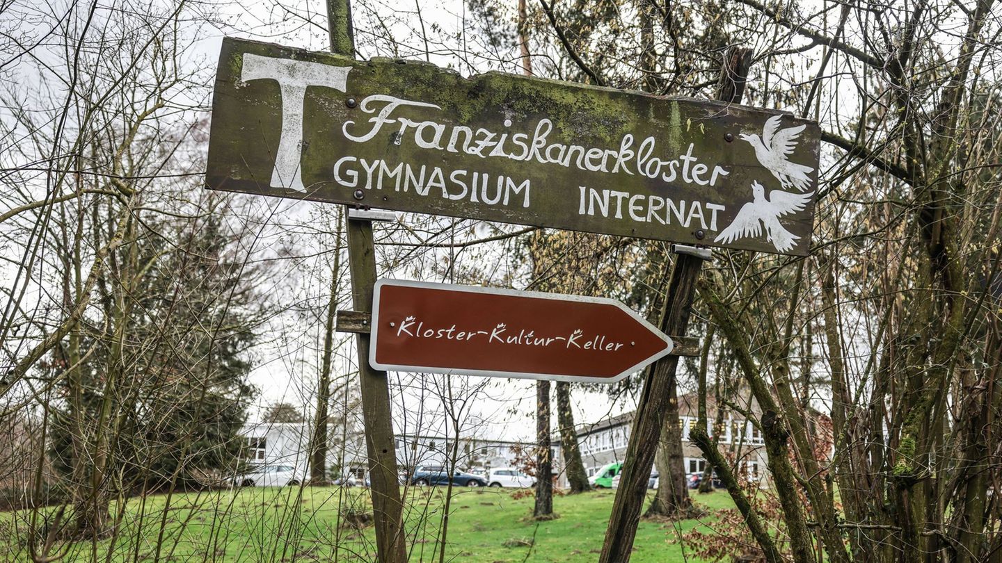 Das Gymnasium Vossenack wurde vom Franziskaner-Orden gegründet und ist heute in Trägerschaft einer gemeinnützigen Schulgesellsch