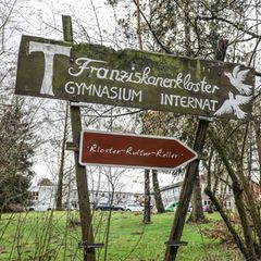Das Gymnasium Vossenack wurde vom Franziskaner-Orden gegründet und ist heute in Trägerschaft einer gemeinnützigen Schulgesellsch