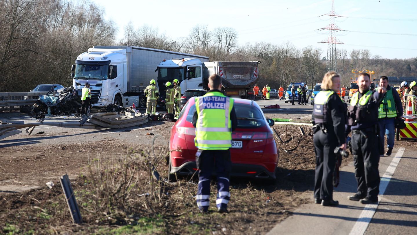 Ein Unfall sorgt für eine Vollsperrung auf der A3 in Fahrtrichtung Köln. Foto: Christoph Reichwein/dpa