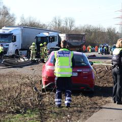 Ein Unfall sorgt für eine Vollsperrung auf der A3 in Fahrtrichtung Köln. Foto: Christoph Reichwein/dpa