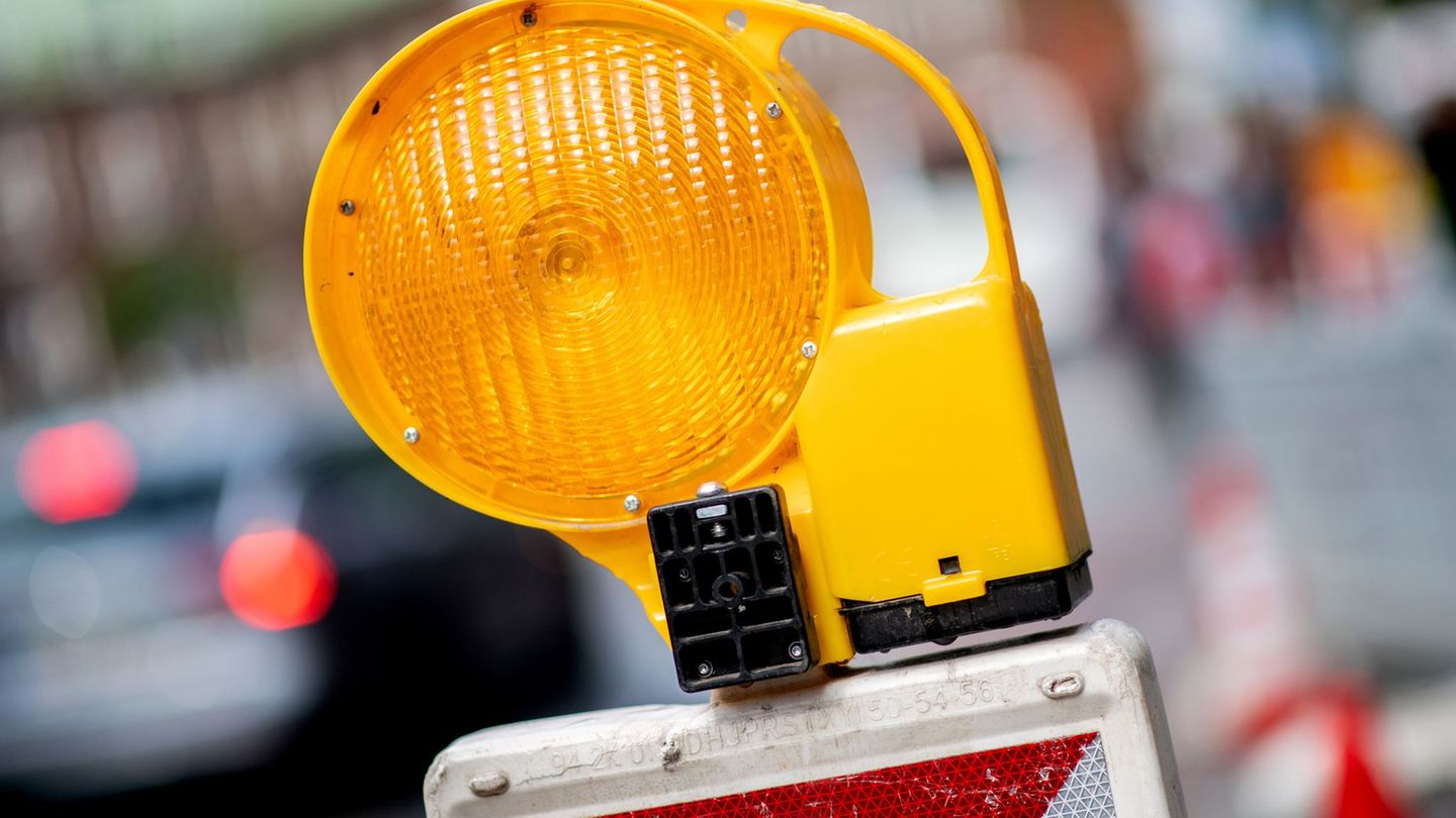 Die Straße bleibt bis auf weiteres zwischen den Ortschaften gesperrt. (Symbolbild) Foto: Hauke-Christian Dittrich/dpa