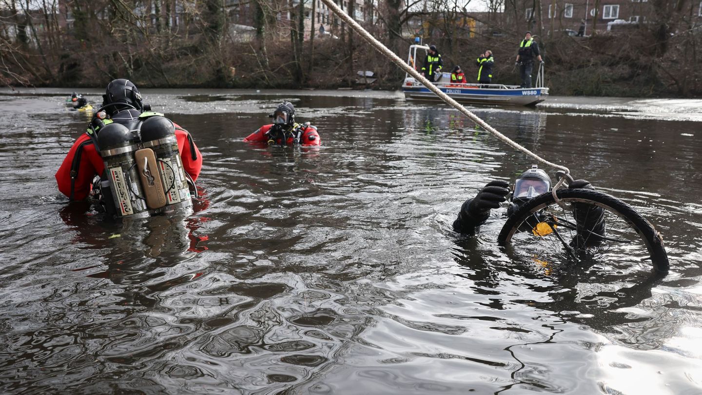 Aufräumaktion in Hamburg: Einkaufswagen und E-Roller - Taucher holen Schrott aus Kanal