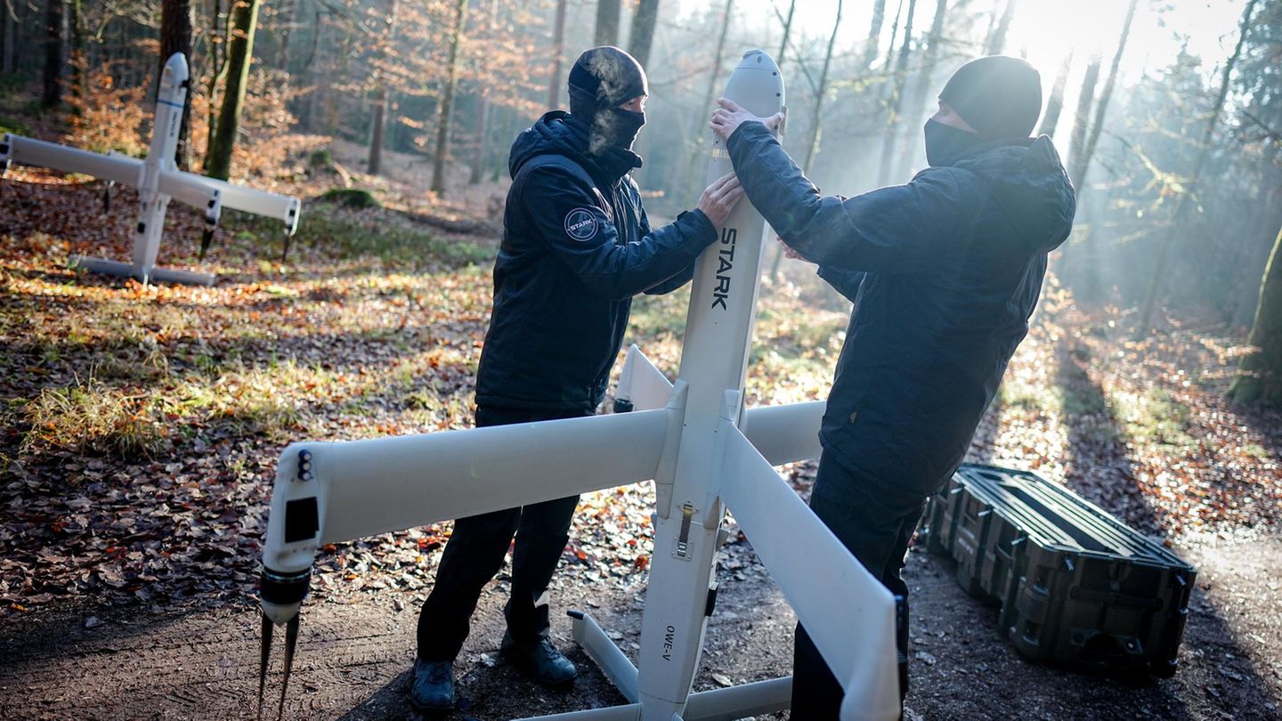 Mitarbeiter der Firma Stark Defence demonstrieren in einem Waldstück den Aufbau einer Kamikazedrohne