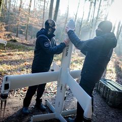 Mitarbeiter der Firma Stark Defence demonstrieren in einem Waldstück den Aufbau einer Kamikazedrohne