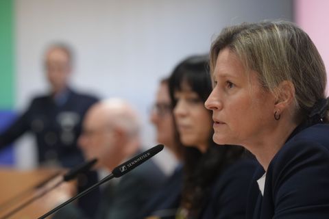 Simone Roeder von der Kripo Koblenz spricht bei der Pressekonferenz über die Ermittlungen. Foto: Thomas Frey/dpa