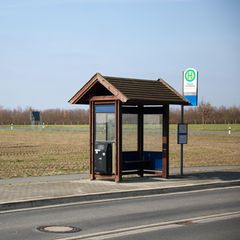 Verdi-Warnstreik bei Bus und Bahn: verlassene Haltestelle