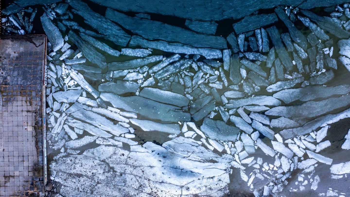 Wohlenberg, Deutschland. Auch wenn in Deutschland das Tauwetter eingesetzt hat, treiben in der Wismarer Bucht noch immer viele Eisschollen an der Küste. Es ist der Übergang vom eisigen Winter zum milden Frühling. Von oben betrachtet sieht dieses winterliche Schauspiel aus wie ein abstraktes Gemälde oder ein großes Puzzle.