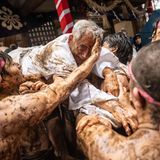 Yotsukaido, Japan. Eine Schlammpackung soll ja angeblich die Haut jung halten. Aber das ist bei diesem älteren Herren sicher nicht die Absicht hinter diesem Ritual. Beim Warabi-Hadaka-Fest im Mimusubi-Schrein wird er von den Teilnehmern hochgehalten und mit Schlamm ins Gesicht geschmiert. Die Organisatoren sagen, dass das Festival, das schon so 200 Jahre alt ist, in der Hoffnung auf eine gute Ernte stattfindet.