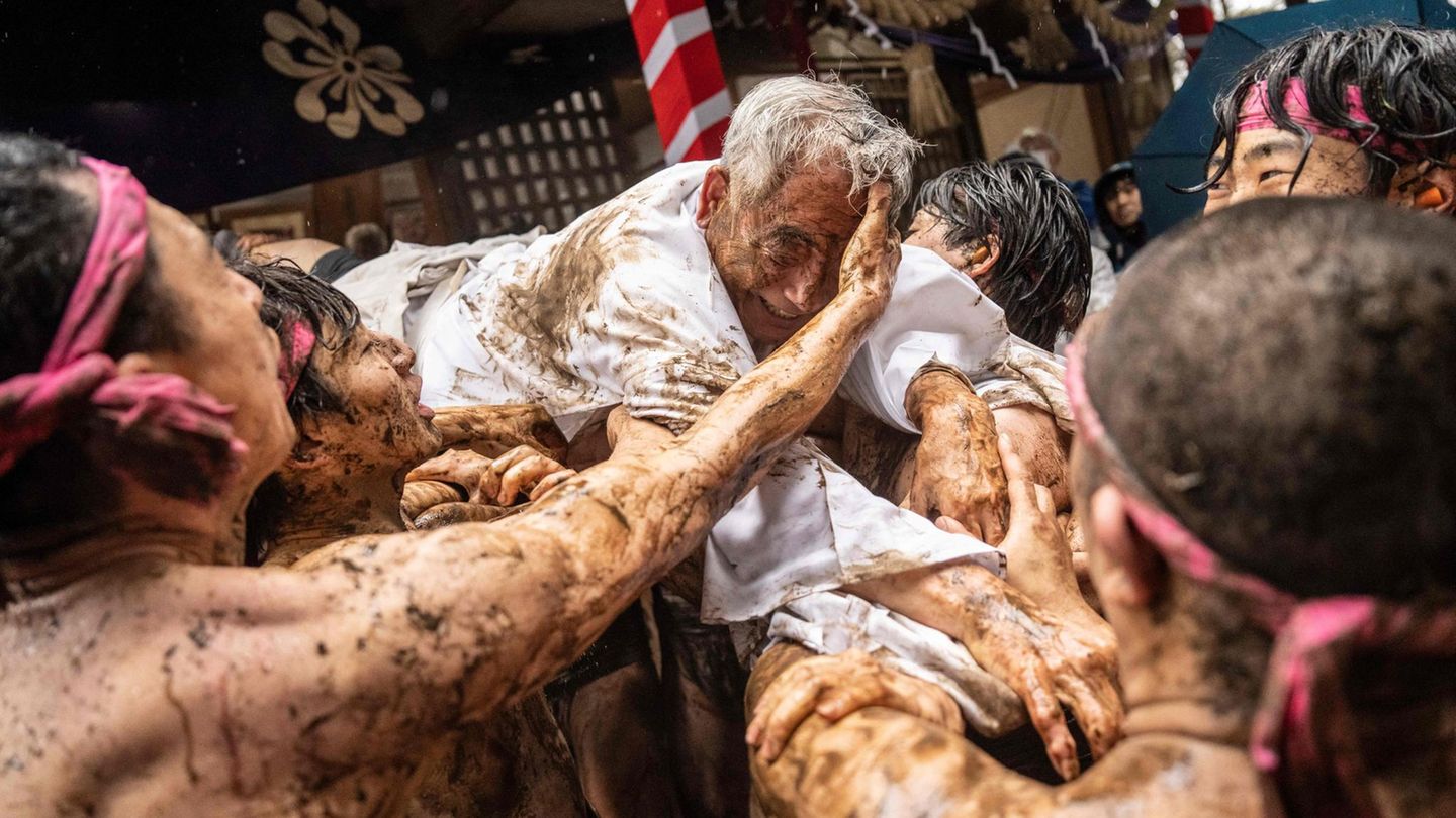Yotsukaido, Japan. Eine Schlammpackung soll ja angeblich die Haut jung halten. Aber das ist bei diesem älteren Herren sicher nicht die Absicht hinter diesem Ritual. Beim Warabi-Hadaka-Fest im Mimusubi-Schrein wird er von den Teilnehmern hochgehalten und mit Schlamm ins Gesicht geschmiert. Die Organisatoren sagen, dass das Festival, das schon so 200 Jahre alt ist, in der Hoffnung auf eine gute Ernte stattfindet.
