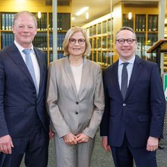 Carsten Günther (l-r), Vorgängerin Ricarda Brandts und NRW-Justizminister Benjamin Limbach stehen bei der Amtseinführung von Gün