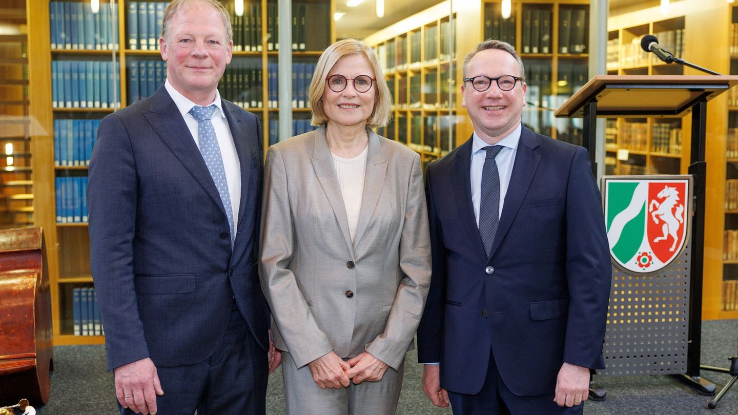 Carsten Günther (l-r), Vorgängerin Ricarda Brandts und NRW-Justizminister Benjamin Limbach stehen bei der Amtseinführung von Gün
