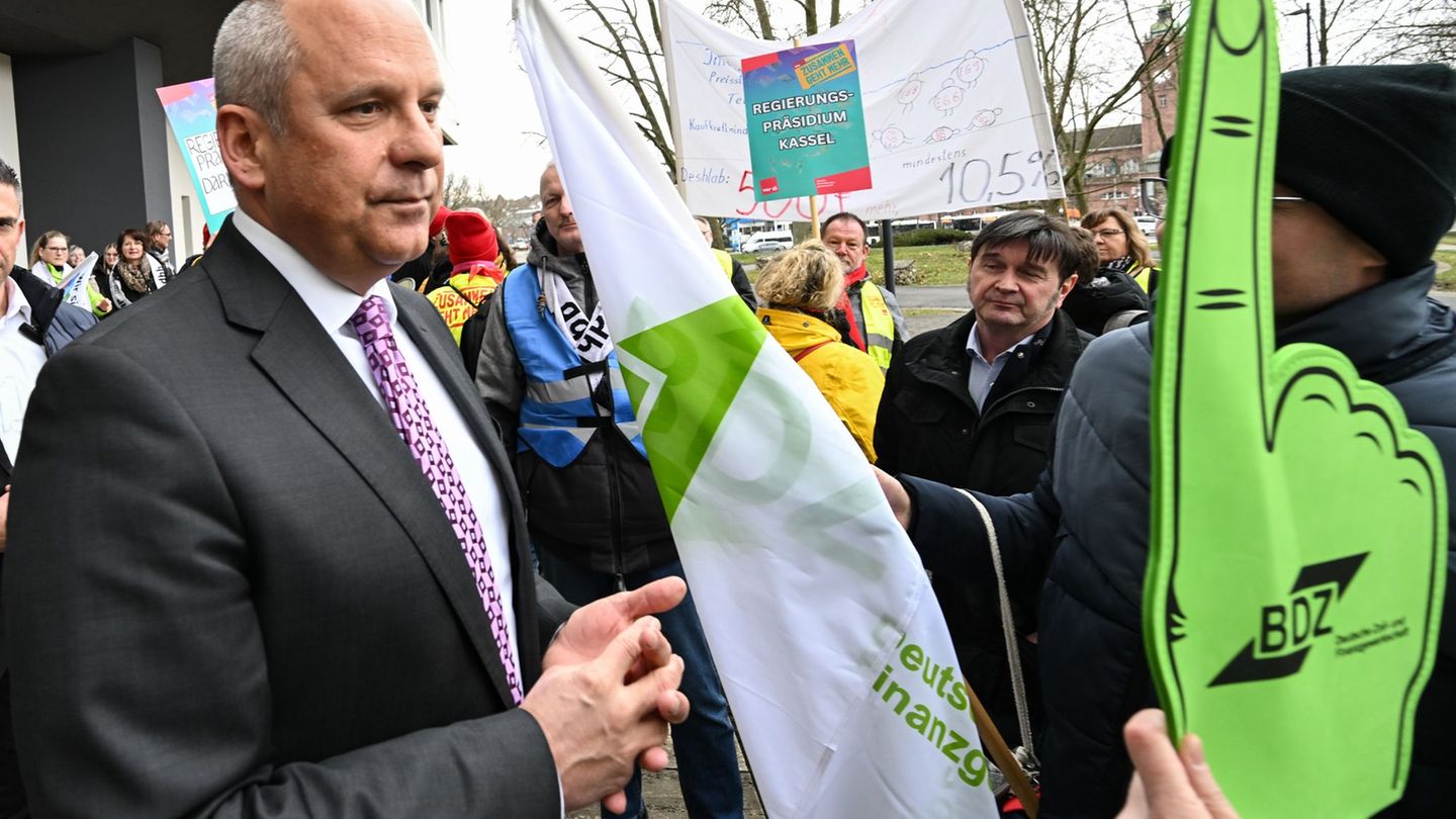 Hessens Innenminister Roman Poseck (CDU) beim Auftakt der früheren Tarifverhandlungen 2024 für die Landesbeschäftigte. (Archivbi