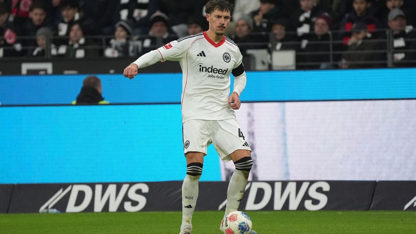 Robin Koch ist nach seinem Infekt zurück im Mannschaftstraining von Eintracht Frankfurt. (Archivbild) Foto: Marc Schüler/dpa