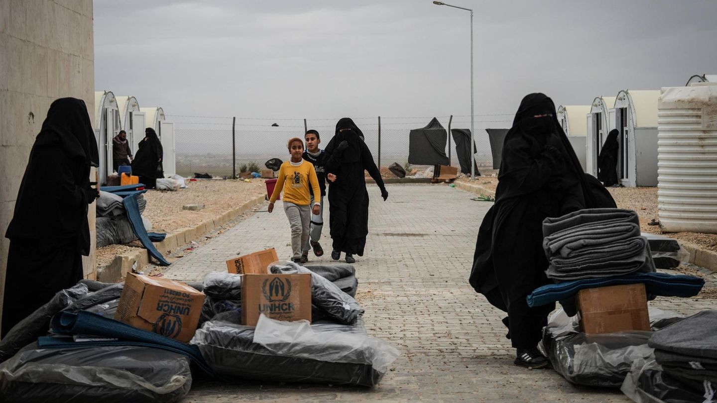 Familienangehörige von IS-Kämpfern werden aus dem Lager Al-Hol in Syrien verlegt
