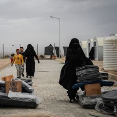 Familienangehörige von IS-Kämpfern werden aus dem Lager Al-Hol in Syrien verlegt