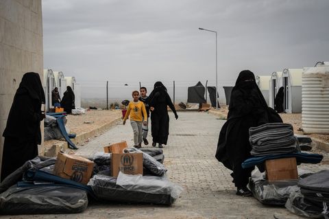 Familienangehörige von IS-Kämpfern werden aus dem Lager Al-Hol in Syrien verlegt
