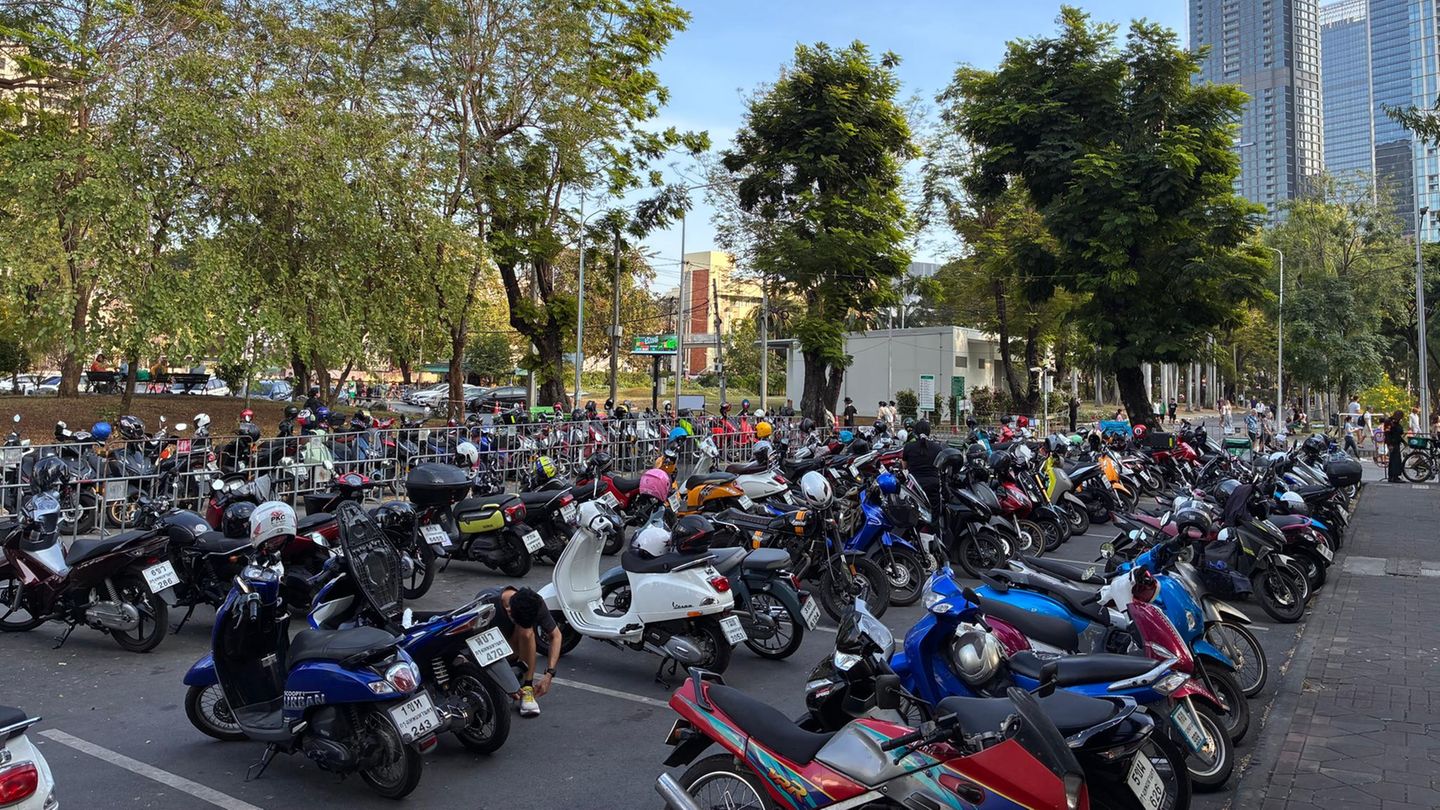 Roller vor dem Lumphini-Park in Bangkok