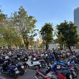 Roller vor dem Lumphini-Park in Bangkok