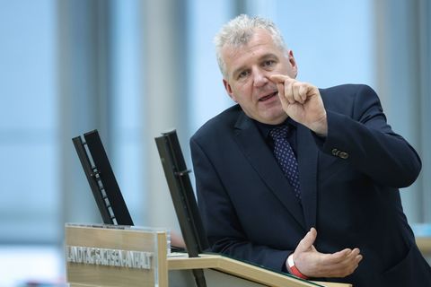 In der Diskussion um Interessenkonflikte bei Anstellungen in der Politik gerät auch der Fraktionschef der CDU in Sachsen-Anhalt,