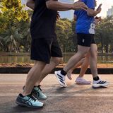 Joggende Menschen im Lumphini-Park in Bangkok