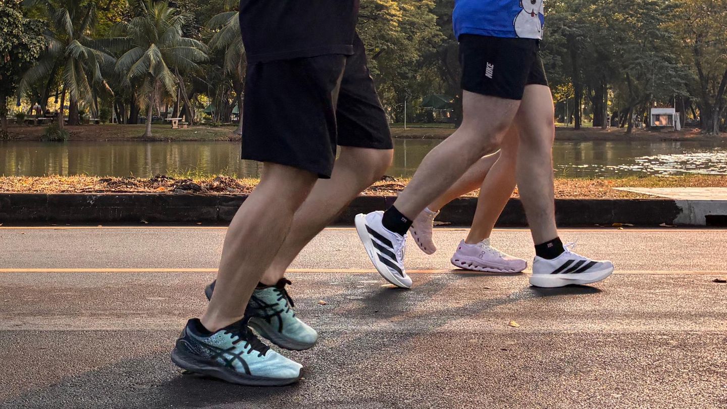 Joggende Menschen im Lumphini-Park in Bangkok