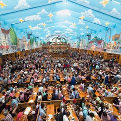 Wiesntische sind begehrt - und werden immer wieder zu überhöhten Preisen auf dem Graumarkt angeboten. (Archivbild) Foto: Matthia
