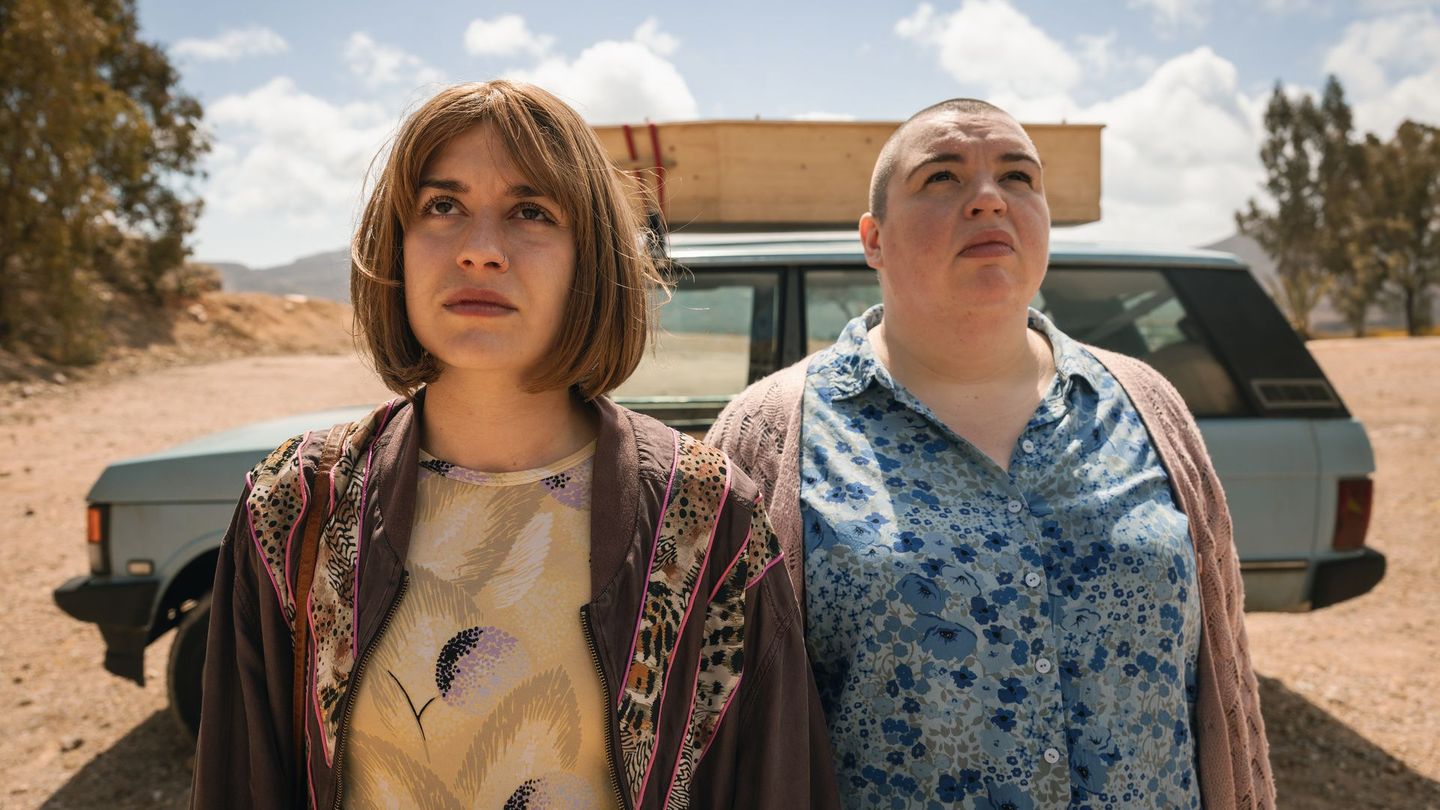 Anna (Emma Rotsaert, links) ist todkrank. Ihr letzter Wunsch besteht darin, gemeinsam mit ihrer Schwester Kat (Marjan De Schutter) in dem Auto ihrer Eltern von Belgien nach Spanien zu fahren.