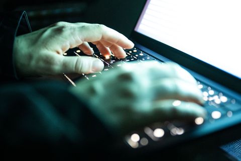 Die Polizei hat Computer, Handys und Speichermedien beschlagnahmt. (Symbolbild) Foto: Philip Dulian/dpa