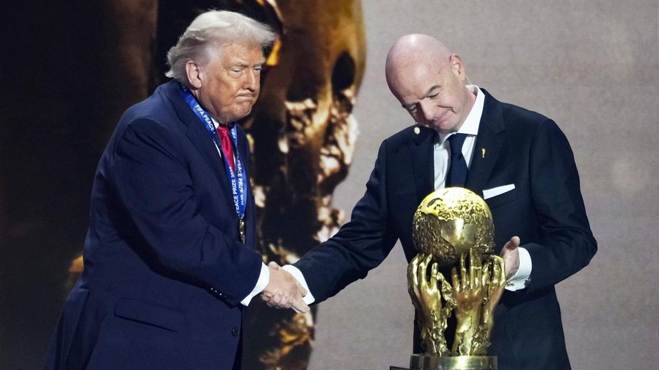 Gianni Infantino (r.) überreicht Donald Trump den „Fifa Peace Prize“