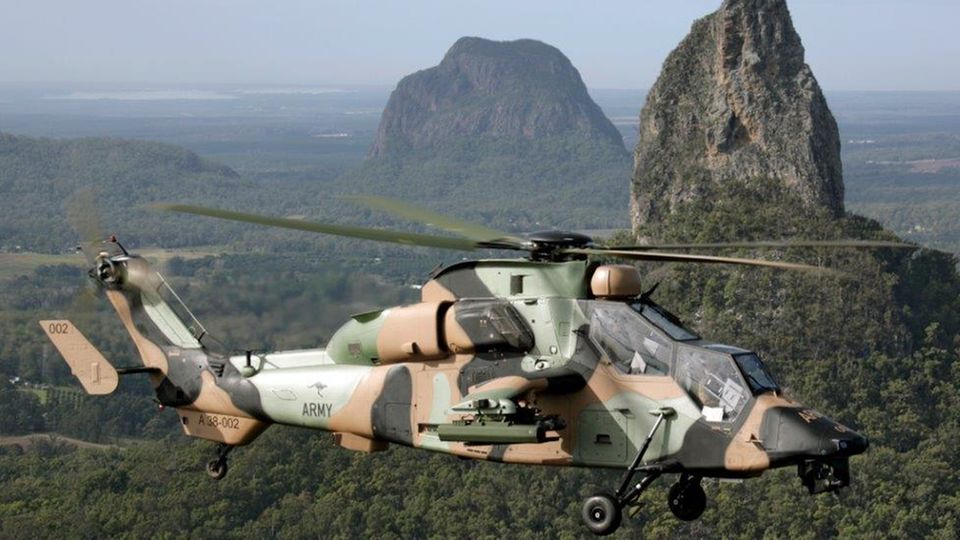 Ein Eurocoper Tiger Hubschrauber im Flug über Australien
