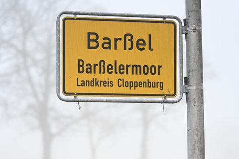 Das Ortsschild von Barßel im Nebel (Symbolfoto)