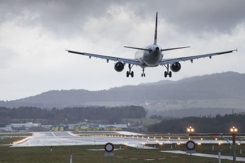 Der Kreistag Waldshut wehrt sich gegen neue Flugrouten am Flughafen Zürich. (Archivbild) Foto: Ennio Leanza/KEYSTONE/dpa