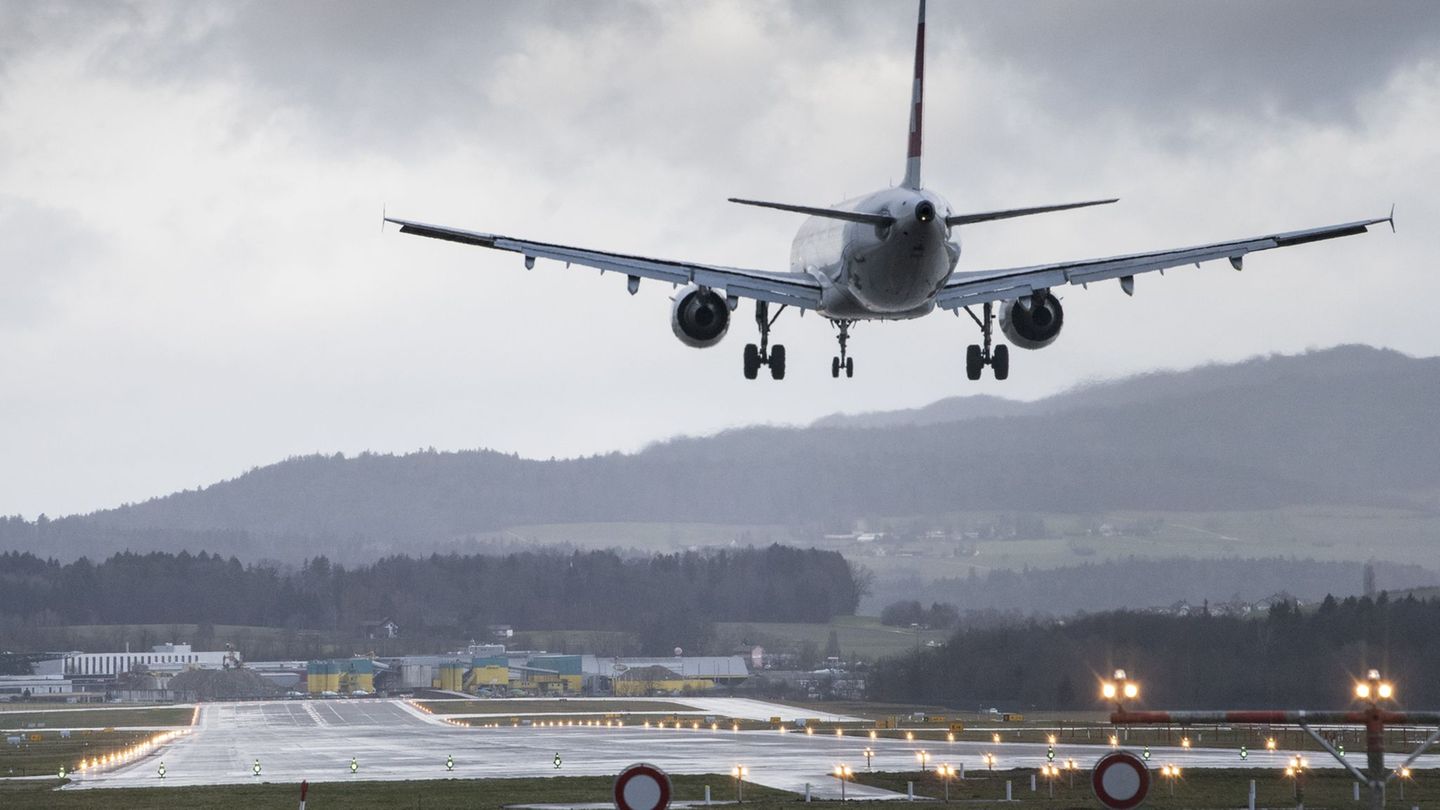 Der Kreistag Waldshut wehrt sich gegen neue Flugrouten am Flughafen Zürich. (Archivbild) Foto: Ennio Leanza/KEYSTONE/dpa